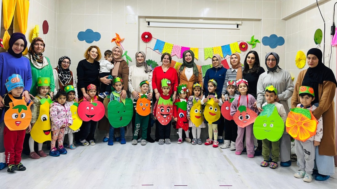 Velilerimizin tasarladığı kostümlerle yerli malı haftasını kutladık. Velilerimize çok teşekkür ederiz.